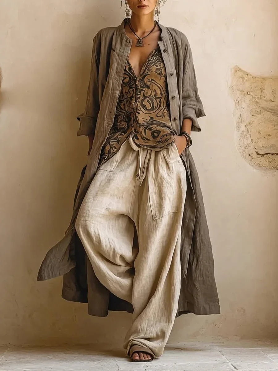 Τριπλό casual boho-chic σετ από λινό και βαμβάκι, που αποτελείται από μακρύ παλτό, αμάνικη μπλούζα και παντελόνι.