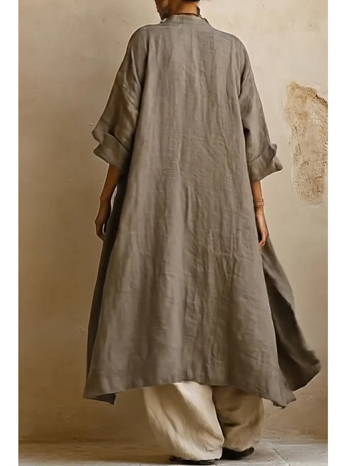Τριπλό casual boho-chic σετ από λινό και βαμβάκι, που αποτελείται από μακρύ παλτό, αμάνικη μπλούζα και παντελόνι.