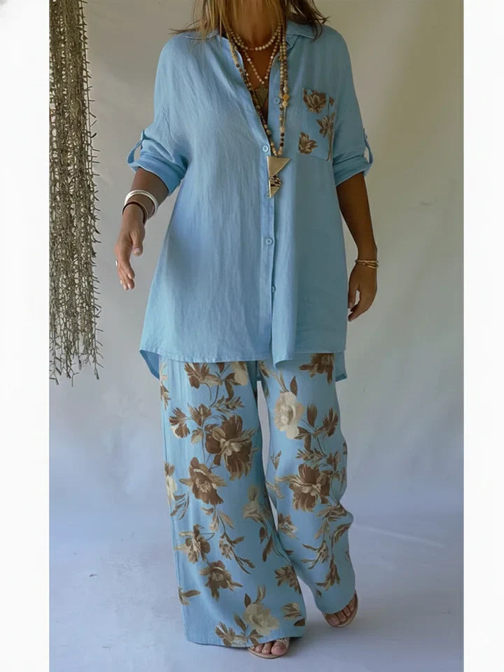 Σετ δύο τεμαχίων σε casual στυλ με φλοράλ στάμπα, που αποτελείται από πουκάμισο και παντελόνι από λινό και βαμβάκι.